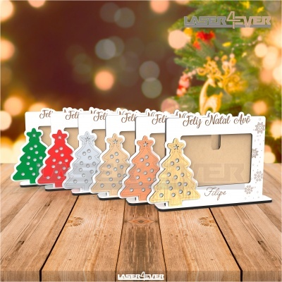 Molduras de fotos natalícias em forma de árvore em várias cores e mesa de madeira