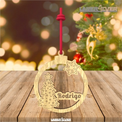 Enfeite de Natal em madeira com nome Rodrigo e decoração de árvore e floco de neve
