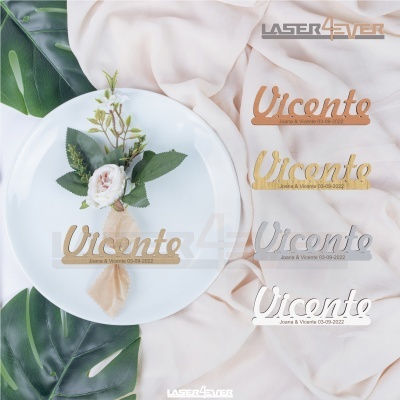 Placas decorativas em diferentes cores com nome Vicente em tecido bege e prato branco
