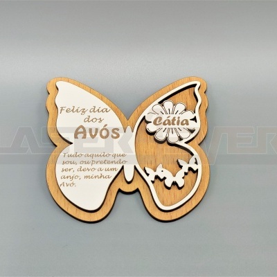 Placa decorativa de madeira em forma de borboleta com texto gravado