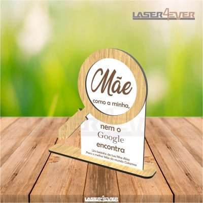 Placa decorativa em madeira com texto sobre mãe