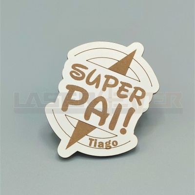 Adesivo branco com bússola castanha e texto 'SUPER PAI! Tiago'