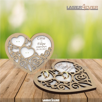 Suporte para alianças de madeira em forma de coração com design recortado e nomes gravados