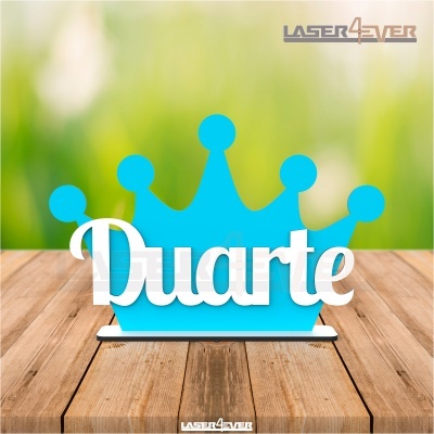Peça decorativa coroa azul com nome Duarte em branco sobre madeira