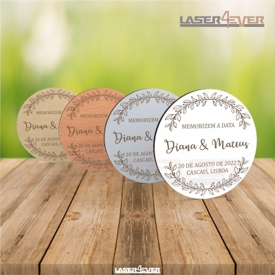 Quatro etiquetas redondas coloridas com texto para casamento sobre mesa de madeira