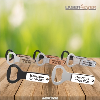 Abridores de garrafa personalizados com gravação 'Henrique 07-08-2021' em metal e madeira sobre superfície de madeira