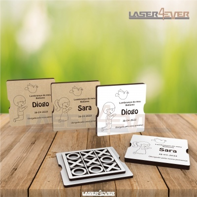 Pranchas personalizadas com desenhos infantis e inscrições em madeira e plástico numa mesa de madeira