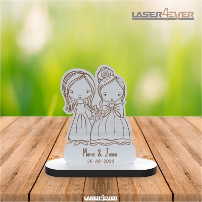 Produto decorativo de acrílico branco com figuras femininas e nomes Maria & Joana e data 26-08-2023