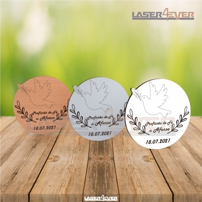 Três medalhões redondos em cobre, prata e branco com gravações de pomba, texto e data