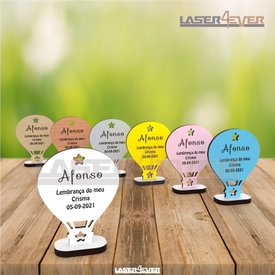 Lembranças em forma de balão de madeira colorida com inscrições gravadas