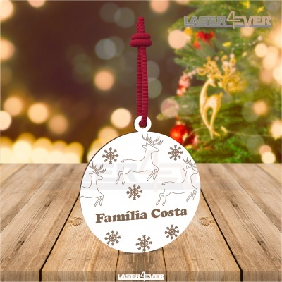 Ornamento de Natal redondo branco com renas, flocos de neve e texto 'Família Costa' com cordão vermelho