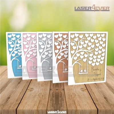 Cinco cartões decorativos com padrão de árvore e corações recortados em várias cores sobre superfície de madeira