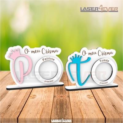 Duas molduras para fotos com letras decorativas rosa e azul, temas de Crisma, nomes e datas personalizadas.