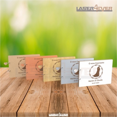 Conjunto de cinco caixas de madeira decoradas com texto e imagem de casamento