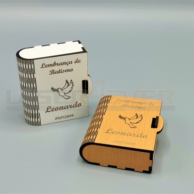 Caixa em forma de livro para lembrança de batismo com texto e imagem de pomba gravada