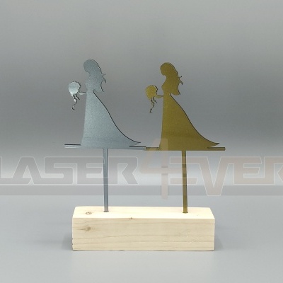 Topos de bolo metálicos prateado e dourado em base de madeira