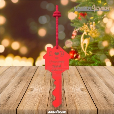 Chave decorativa vermelha pendurada com fundo de Natal e luzes desfocadas