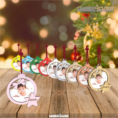 Ornamentos de Natal coloridos com fotografia de criança e nome Lana para pendurar