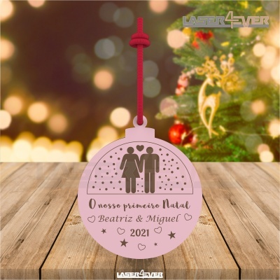 Ornamento de Natal rosa com texto personalizado e figura de casal