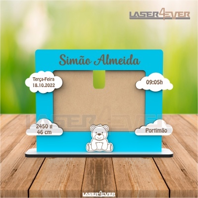 Moldura fotográfica azul para bebé com ursinho e texto nas nuvens