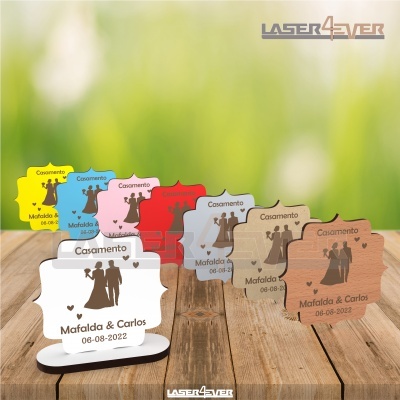 Porta-cartões de casamento em madeira de várias cores com texto e silhuetas de casal