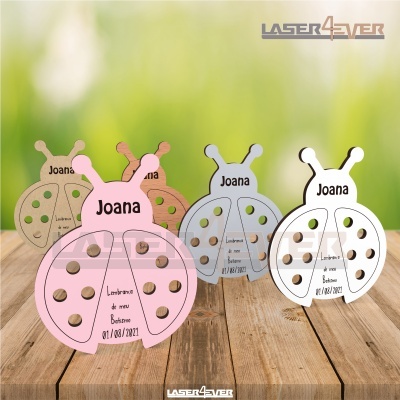 Porta moedas em forma de joaninha de madeira com nome Joana e data 01/08/2021