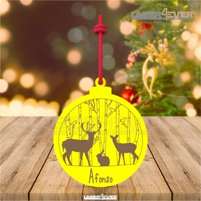 Ornamento de Natal amarelo com desenhos recortados de veados e árvores, pendurado por cordão vermelho