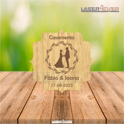 Placa de madeira decorativa para casamento com nomes e data gravados a laser