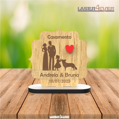 Placa de madeira decorativa para casamento com casal, cão e coração vermelho