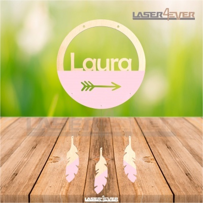 Decoração em madeira cortada a laser com nome Laura e penas penduradas