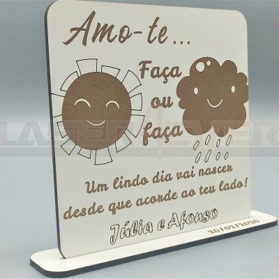 Placa decorativa branca com sol e nuvem sorridentes e texto em português