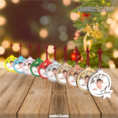 Ornamentos de Natal coloridos com fotos de bebé e nome LANa na mesa de madeira
