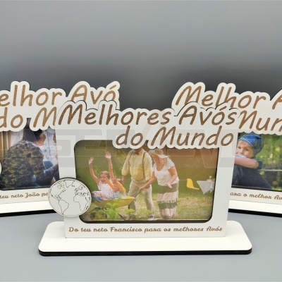 Três porta-retratos com texto dedicado às melhores avós e fotos de crianças