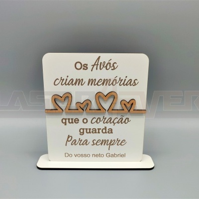 Placa decorativa branca com texto e corações em madeira castanha