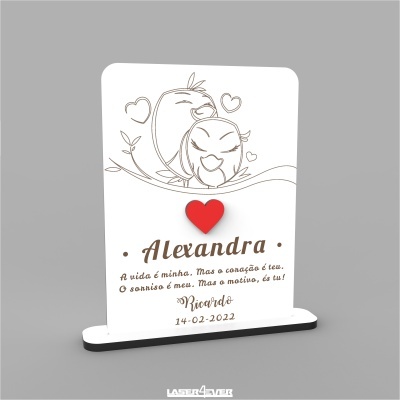 Placa branca decorativa com pássaros, corações e texto em castanho