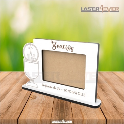 Moldura fotográfica de madeira com cálice e hóstia e texto personalizado
