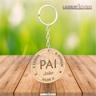 Chaveiro de madeira redondo com gravação personalizada para pai João.