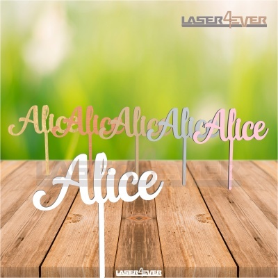 Conjunto de toppers para bolo com o nome Alice em várias cores sobre uma mesa de madeira.