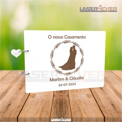 Livro branco personalizado para casamento com texto e ilustração em castanho