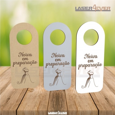 Placas para pendurar em madeira, cinzento e branco com texto e ilustração de vestido de noiva