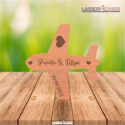 Miniatura de avião de madeira com texto e corações gravados