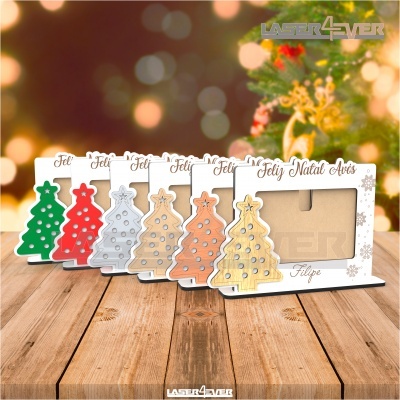 Cartões de Natal com árvores coloridas decorativas e espaço para foto, texto em português