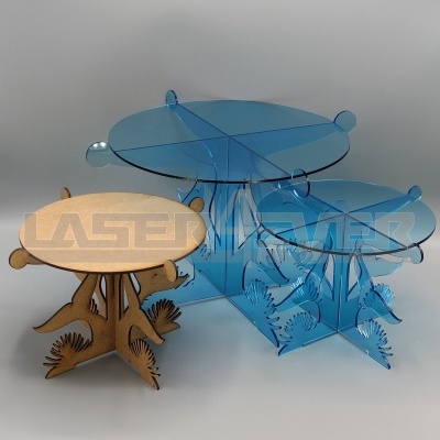 Suportes para bolos redondos em madeira MDF e acrílico azul translúcido com base decorada