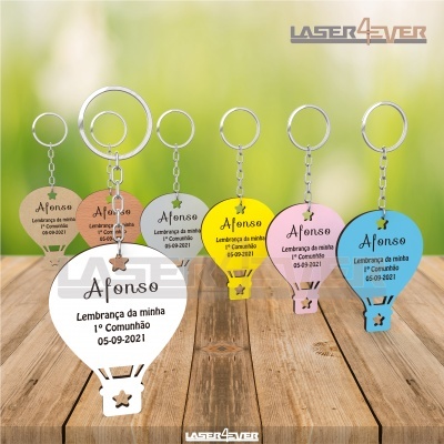 Conjunto colorido de porta-chaves de madeira em forma de balão com texto comemorativo de comunhão.