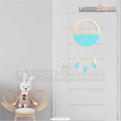 Decoração pendurada em porta com nome 'Pedro' e penas azuis e bege, cadeira com boneco coelho branco