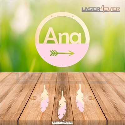 Adorno redondo em madeira com nome Ana e três penas penduradas em madeira