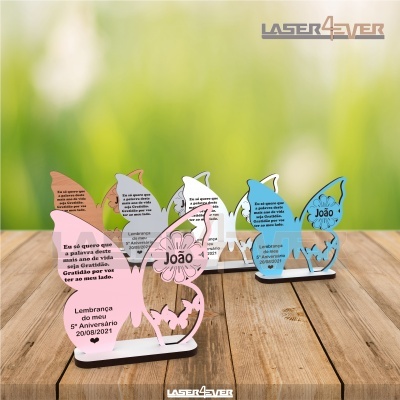 Lembranças coloridas de acrílico ou madeira em forma de menina segurando coração com texto personalizado