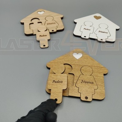 Ímanes em forma de casa com figuras humanas personalizadas Pedro e Jéssica