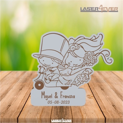 Figura decorativa de acrílico de casal de noivos com nomes e data gravados.