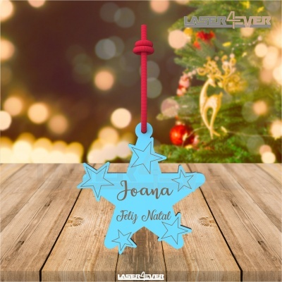 Enfeite de Natal azul claro com texto personalizado pendurado por corda vermelha
